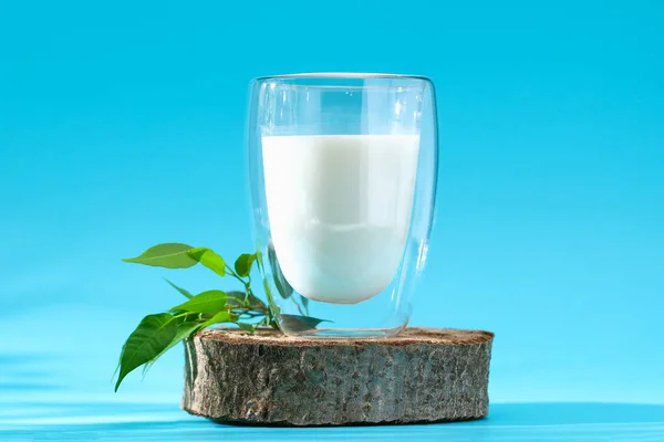 Milchglas auf blauem Hintergrund. Milchprodukte. — Stockfoto