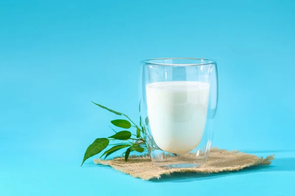 Milchglas auf blauem Hintergrund. Milchprodukte. — Stockfoto