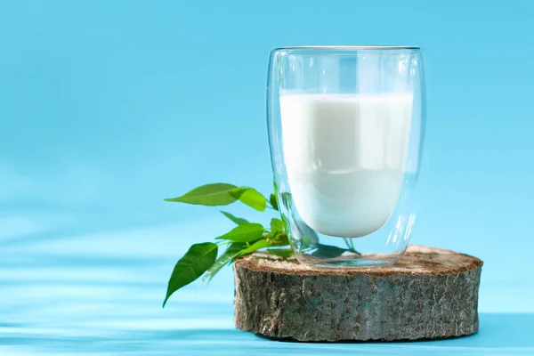 Un vaso de leche sobre fondo azul. Productos lácteos. —  Fotos de Stock