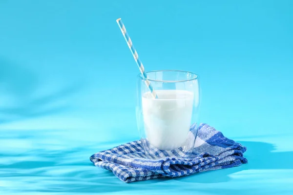 Un vaso de leche sobre fondo azul. Productos lácteos. —  Fotos de Stock