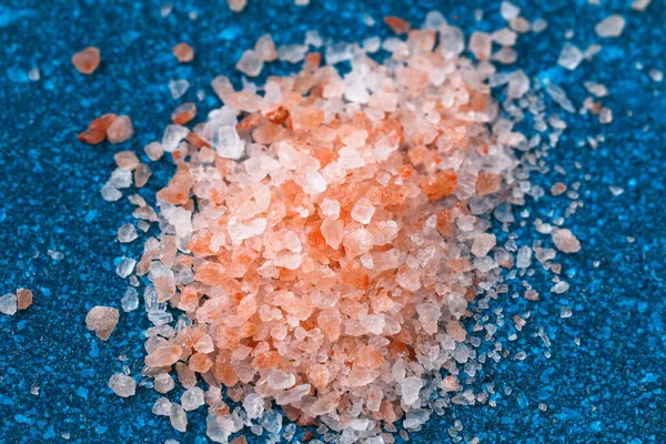 Cristales de sal gruesa rosa sobre mesa azul. Sal del Himalaya. Antecedentes para publicidad salada. —  Fotos de Stock