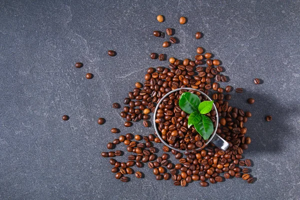 Granos de café tostados sobre un fondo gris. —  Fotos de Stock