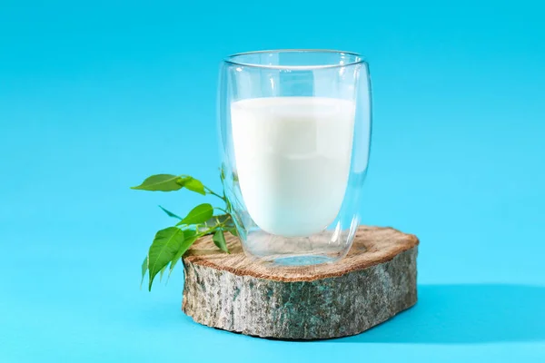 Milchglas auf blauem Hintergrund. Milchprodukte. — Stockfoto