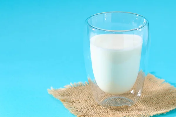 Milchglas auf blauem Hintergrund. Milchprodukte. — Stockfoto