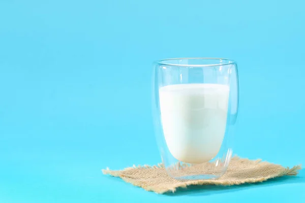 Milchglas auf blauem Hintergrund. Milchprodukte. — Stockfoto