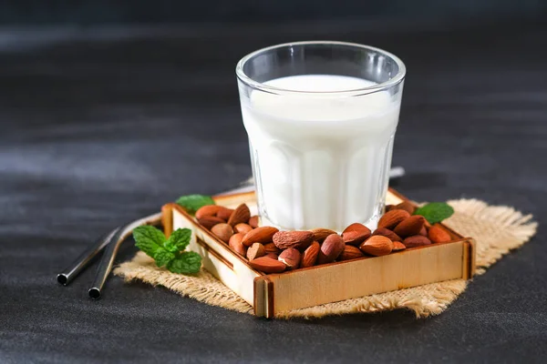 Миндальное молоко с миндальными зернами. Альтернативное молоко для вегетарианцев. — стоковое фото