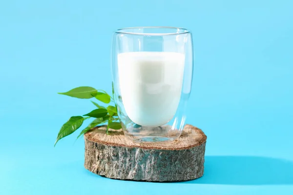 Milchglas auf blauem Hintergrund. Milchprodukte. — Stockfoto