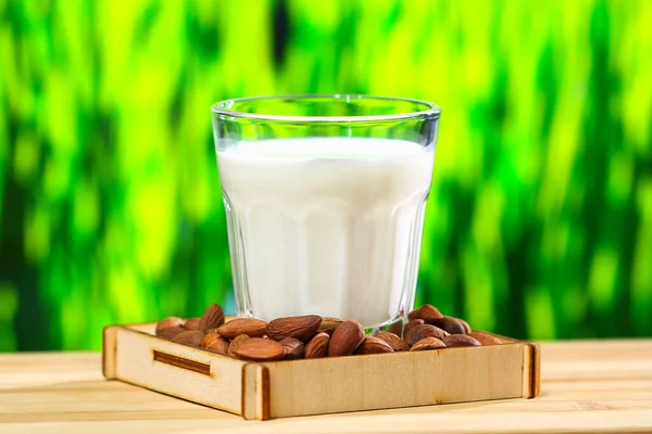 Миндальное молоко с миндальными зернами. Альтернативное молоко для вегетарианцев. — стоковое фото