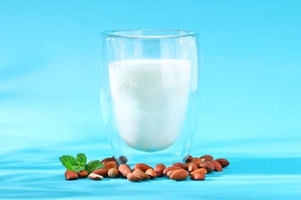 Mandelmilch mit Mandelkernen. Alternative Milch für Vegetarier. — Stockfoto