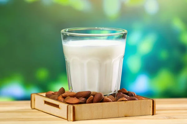 Mandelmilch mit Mandelkernen. Alternative Milch für Vegetarier. — Stockfoto