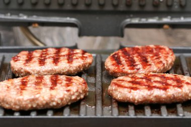 Elektrikli ızgara pirzola. Biftek, domuz eti ve ızgara hamburger için ızgara et..