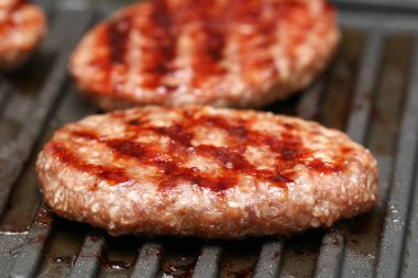 Elektrikli ızgara pirzola. Biftek, domuz eti ve ızgara hamburger için ızgara et..