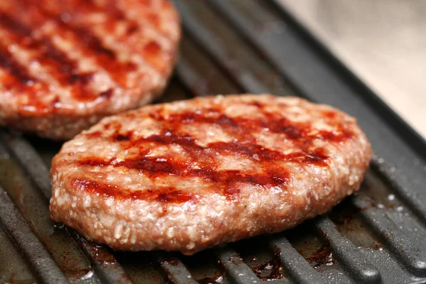 Elektrikli ızgara pirzola. Biftek, domuz eti ve ızgara hamburger için ızgara et..