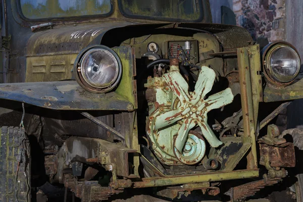 Vintage rusted truck closeup front view — Stock Photo, Image