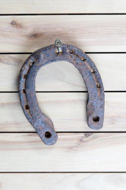 Bir ahşap arka plan asılı eski paslı at nalı
