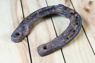 Ahşap arka planda eski paslı at nalı