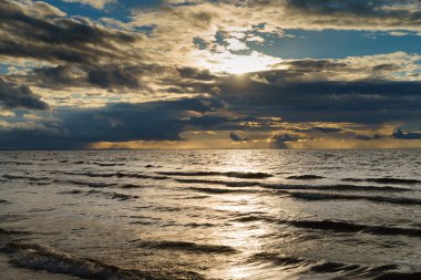 Baltık Denizi üzerinde dramatik günbatımı