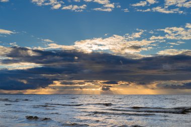 Baltık Denizi üzerinde dramatik günbatımı