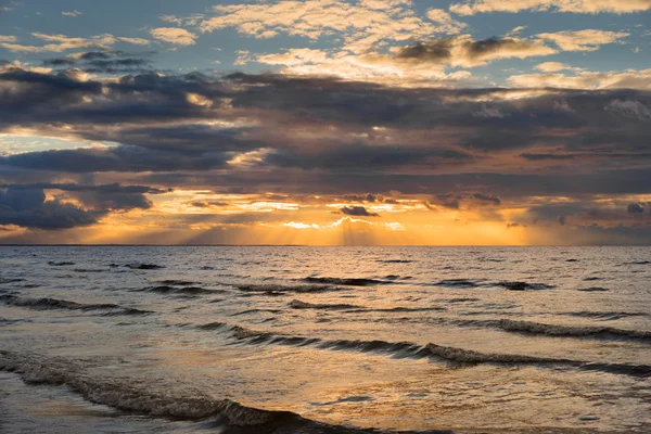 Baltık Denizi üzerinde dramatik günbatımı
