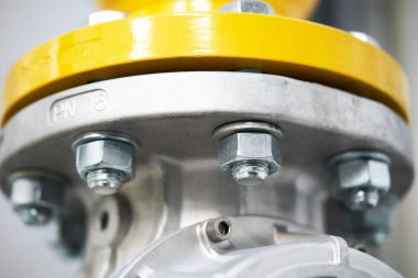 Gaz boru sistemlerini cıvata ve fındıklara bağlayan kanatçıklar.