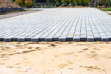 Yeni kaldırım döşemeleri, beton tuğlalarla döşenmiş yeni sokaklar.
