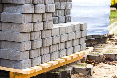 Sokağın kaldırımları için beton bloklar hazırlanıyor