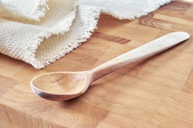 Tahta kaşık ve peçete doğrama tahtasının üzerinde