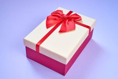 El yapımı hediye kutusu açık mavi kağıt arka planda