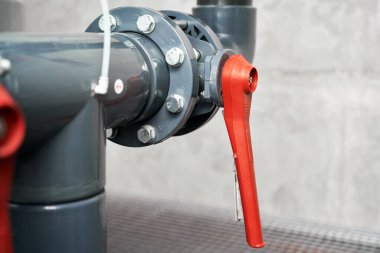 Plastik boru sistemi vanası yüzme havuzu filtreleme tesisini kaplıyor