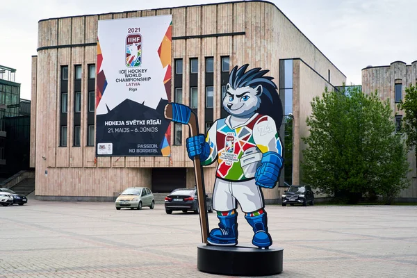 Riga, Letonya 19 Mayıs 2021 Kirpi Spiky 2021 IIHF Buz Hokeyi Dünya Şampiyonası resmi maskotu