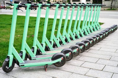 Sokakta Electric Scooter parkının kirası. Tam dolu. Arka arkaya park ettim.