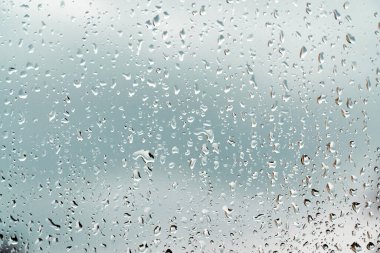 Pencere camlarına düşen yağmur damlaları bulanık arkaplan, seçici odak