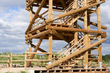 Tahta gözetleme kulesi. Yakın plan bulutlu arka plan.