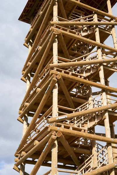 Mirador de madera torre de observación primer plano fondo nublado — Foto de Stock