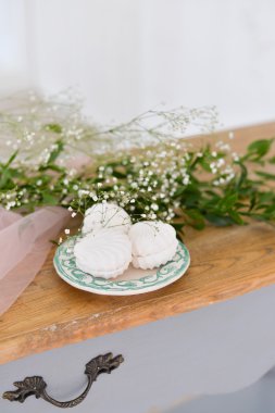 Süslemeleri tatil partisi için. Mum ve çiçekler. bir yıl Doğum günü süsleri. Bir sürü balonlar. Kek. 