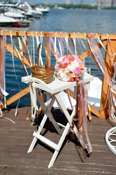 Ramo de novia en la mesa sobre el fondo del muelle —  Fotos de Stock