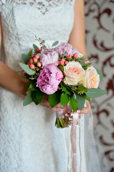 Flores de boda en su mano —  Fotos de Stock