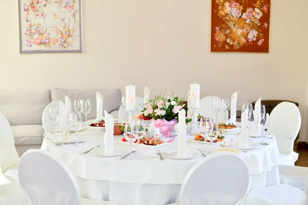 Прикраса весільного столу, свічник, біла свічка, квіти . — стокове фото