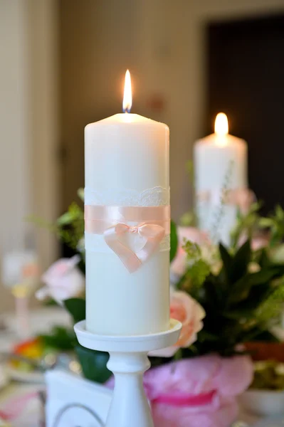 Weselne ustawienie dekoracji, świeczniki, biała świeca, kwiaty. — Zdjęcie stockowe