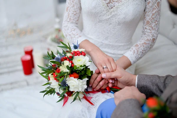 Hermoso ramo de flores de peonía rosa y blanca en las manos de la novia —  Fotos de Stock