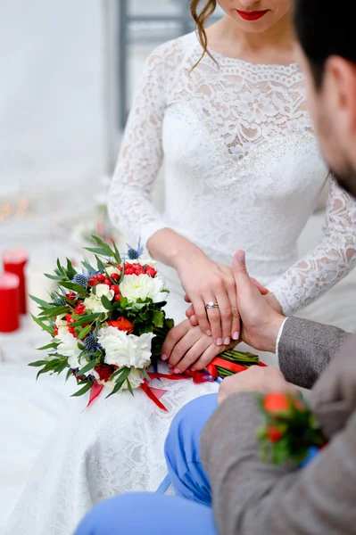 Piękny ślub bukiet kwiatów różowa i biała piwonia w rękach panny młodej — Zdjęcie stockowe