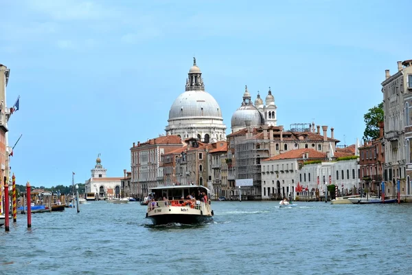 Büyük Kanal ve Bazilika 'nın muhteşem manzarası. Gün batımında Santa Maria della Salute, Venedik, İtalya