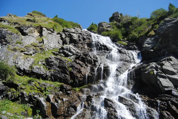 transfagarasan, Romanya Dağları aşmak, ünlü bir yolu yakınında küçük şelale.