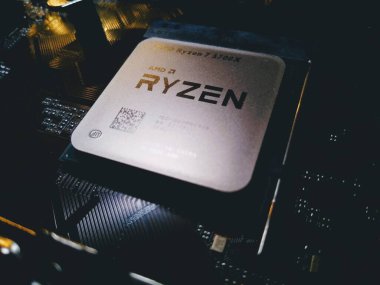 AMD Ryzen 7 5700X İşlemci AM4 Ana Kart Soketine Bağlandı