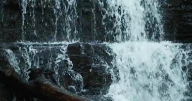 Şelale Ayrıntıları Yavaş Çekimde Yakalandı