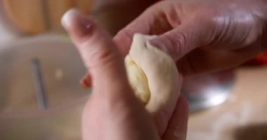 Geleneksel hamur köftelerinin katlama ve çimdikleme kenarlarının detaylı çekimi