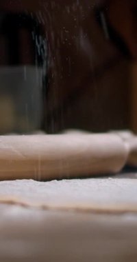 Ev yapımı hamur tatlısı için un ekmek, 4K Dikey.