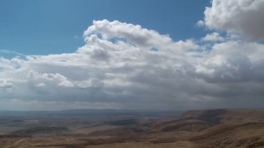 Bulutlar zaman atlamalı Ramon krater Negev Çölü'nde üzerinde