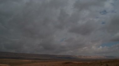 Bulutlar zaman atlamalı Ramon krater Negev Çölü'nde üzerinde