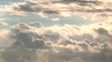 Gün batımında bulutların zaman akışı